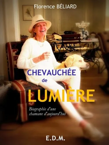 Femme aux cheveux longs blonds/roux vêtue de blanc assise, tenant un petit chien blanc sur ses genoux, en intérieur avec fond flou.
